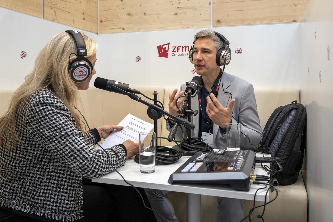 Zwei Personen nehmen einen Podcast auf.