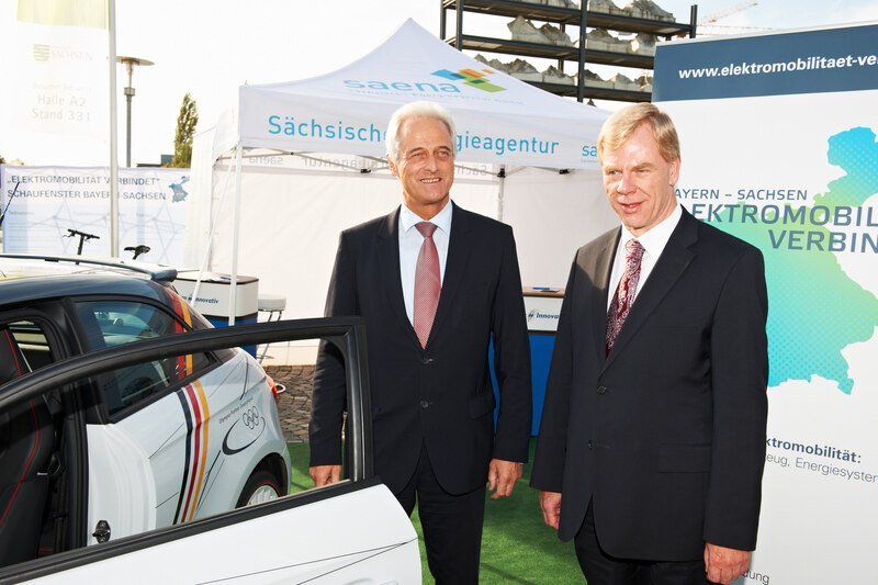 Bundesverkehrsminister Dr. Peter Ramsauer und der sächsische Finanzminister Prof. Dr. Georg Unland am Außenstand "Elektromobilität" des Freistaates Sachsen und Bayern