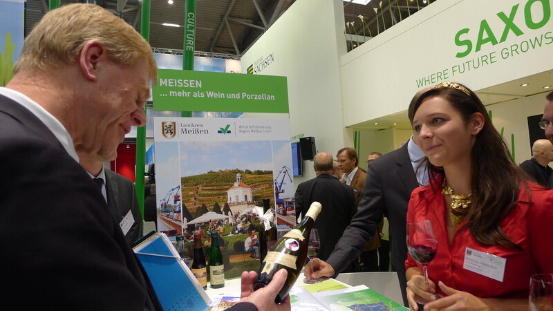 Finanzminister Prof. Dr. Georg Unland und die sächsische Weinkönigin Franziska Spiegelberg am Ausstellerstand des Landkreises Meißen