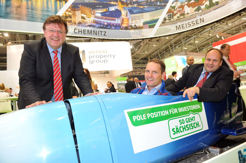 Staatsminister Dr. Johannes Beermann mit Maik Benesch, Geschäftsführer der Rennschlitten- und Bobbahn Altenberg und Dirk Hilbert, Erster Bürgermeister von Dresden im Sachsen-Bob