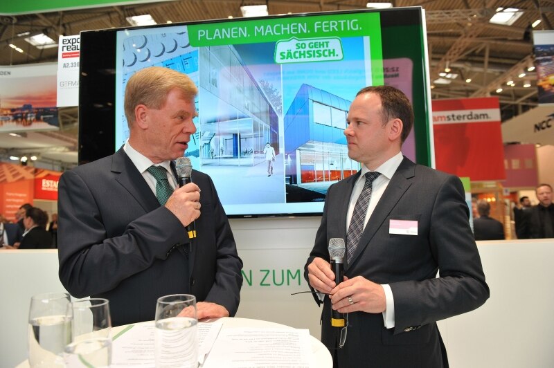 Standeröffnung durch den sächsischen Staatsminister der Finanzen, Prof. Dr. Georg Unland (l.), und Oliver Gaber (r.), Geschäftsführer des Staatsbetriebes Sächsisches Immobilien- und Baumanagement (SIB)