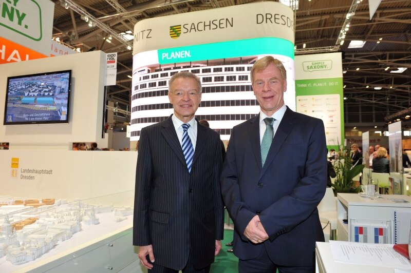 Prof. Dr. Georg Unland (r.), säschsischer Staatsminister der Finanzen, im Gespräch mit dem Geschäftsführer der Messe München, Eugen Egetenmeir (l.)