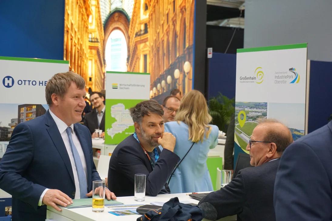 Drei Männer im Gespräch.