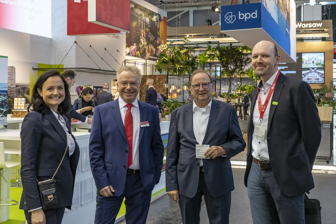 4 Personen posieren für ein Foto
