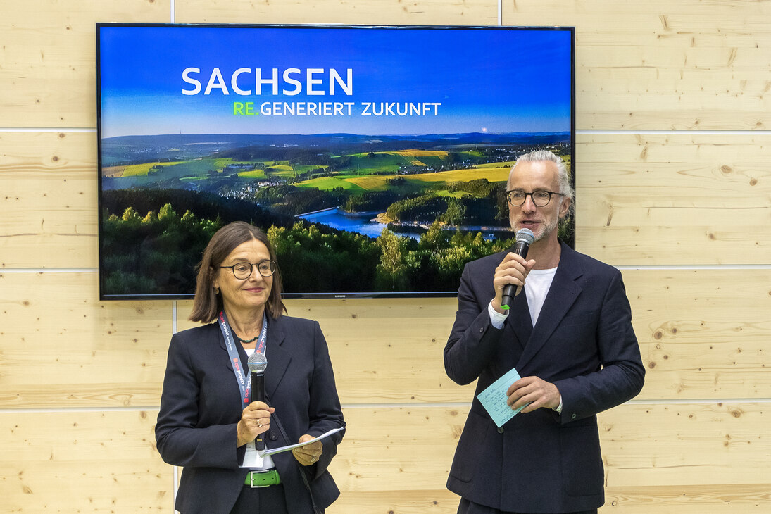 zwei Personen auf einem Podium