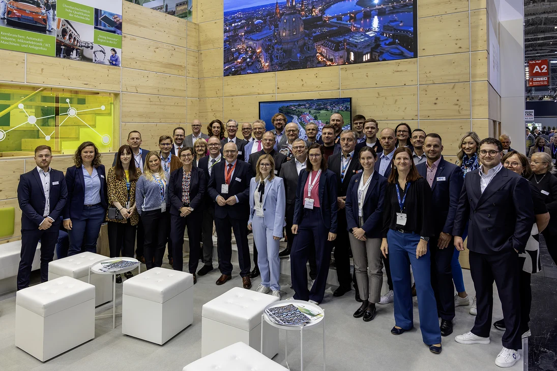 Viele Menschen auf einem Podium
