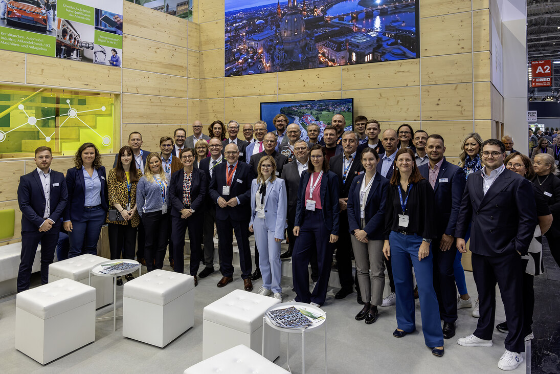 Viele Menschen auf einem Podium
