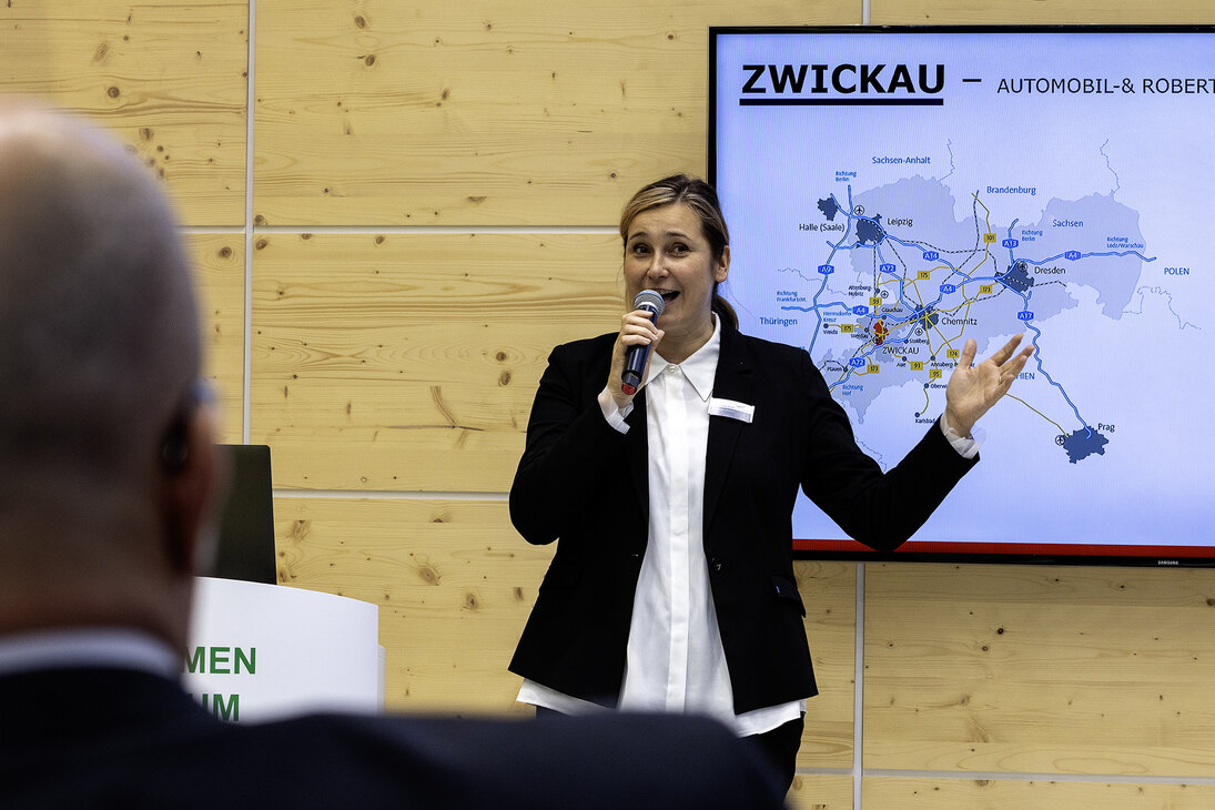 Frau spricht zu Publikum