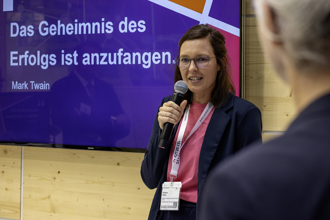 Frau hält einen Vortrag