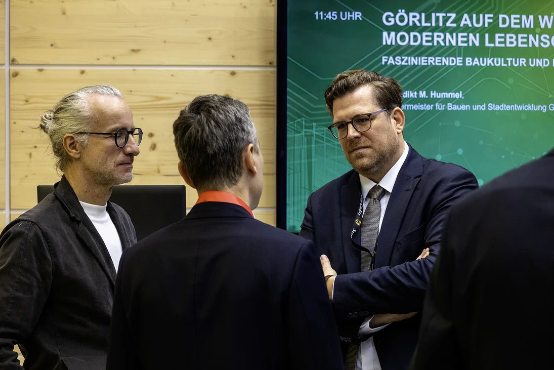 Drei Männer im Gespräch.