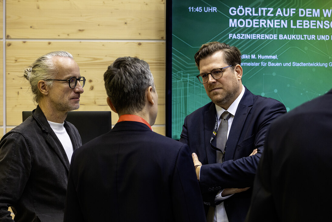 Drei Männer im Gespräch.