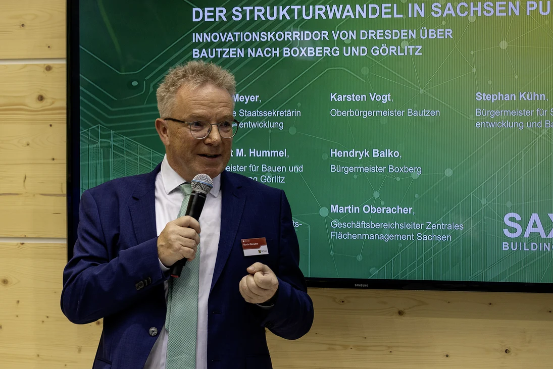 Ein Mann hält einen Vortrag