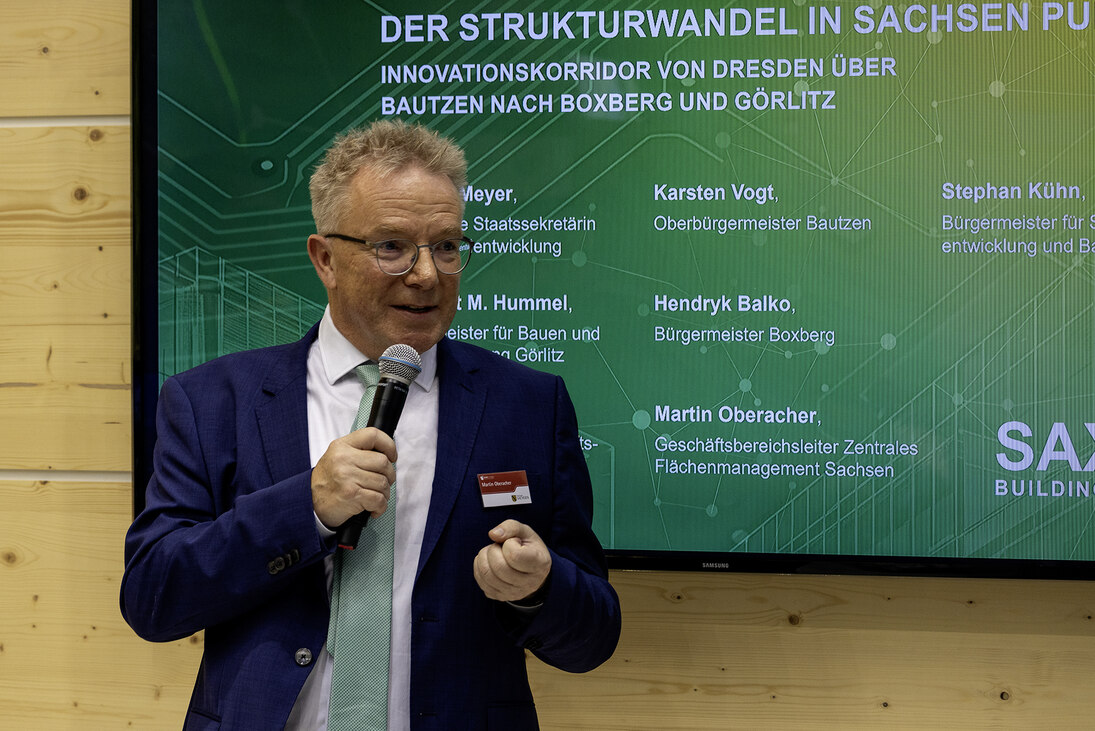 Ein Mann hält einen Vortrag