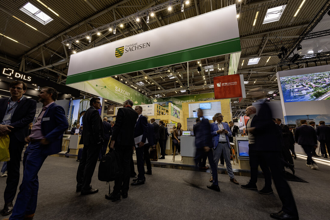 Messestand mit Menschen davor