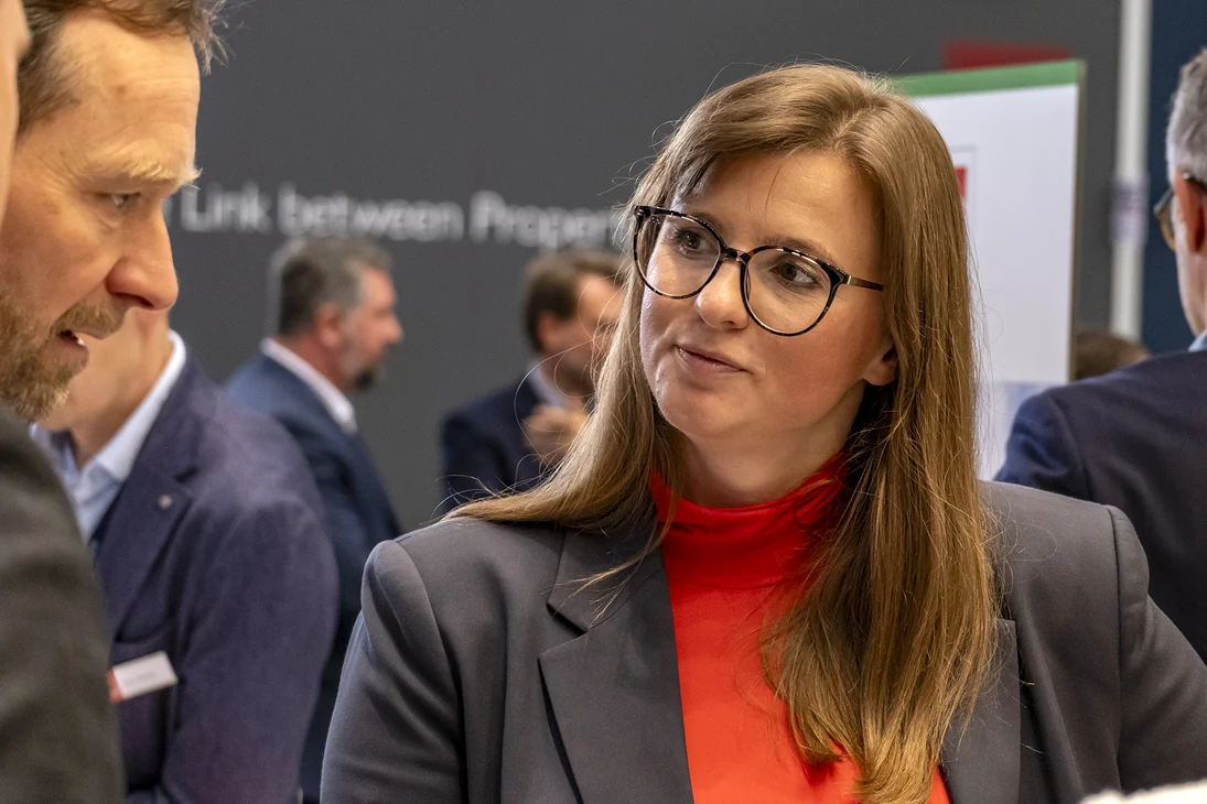 Frau im Gespräch